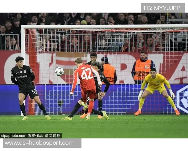 拜仁海报热身美因茨之战阿方索戴维斯独自亮相展现风采 拜仁海报热身美因茨之战阿方索戴维斯独自亮相展现风采