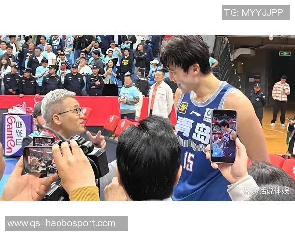 杨瀚森连续三场未能上场比赛仍在替补席上等待机会