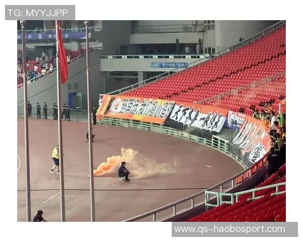 杨立瑜遭球迷怒斥：何必与阿猫阿狗争执真该给球迷竖中指