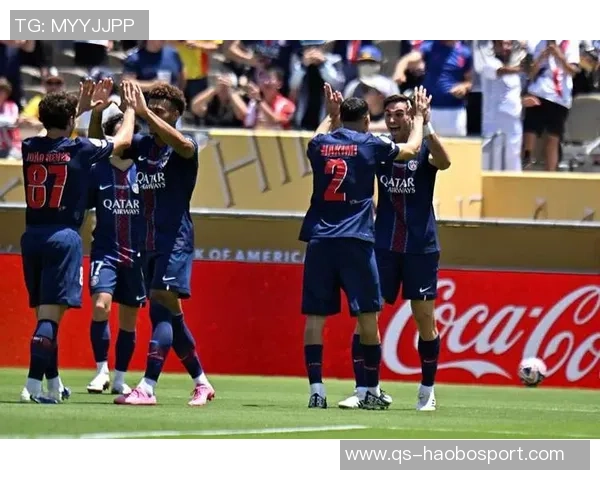 巴黎圣日耳曼球迷热烈庆祝李刚仁与阿什拉夫荣获大奖 巴黎圣日耳曼球迷热烈庆祝李刚仁与阿什拉夫荣获大奖